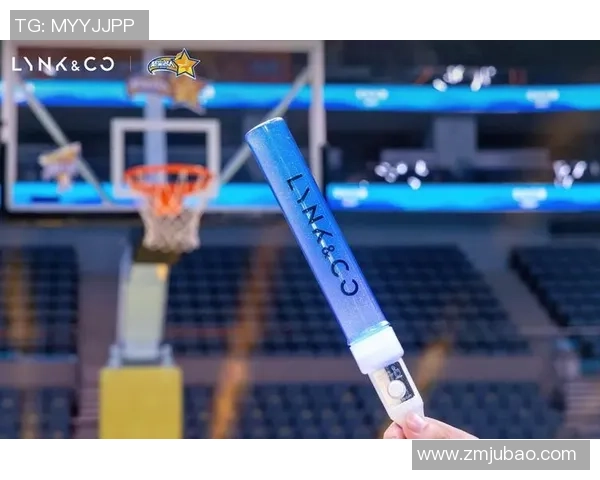 足球明星跨界挑战篮球赛场展现运动天赋与激情